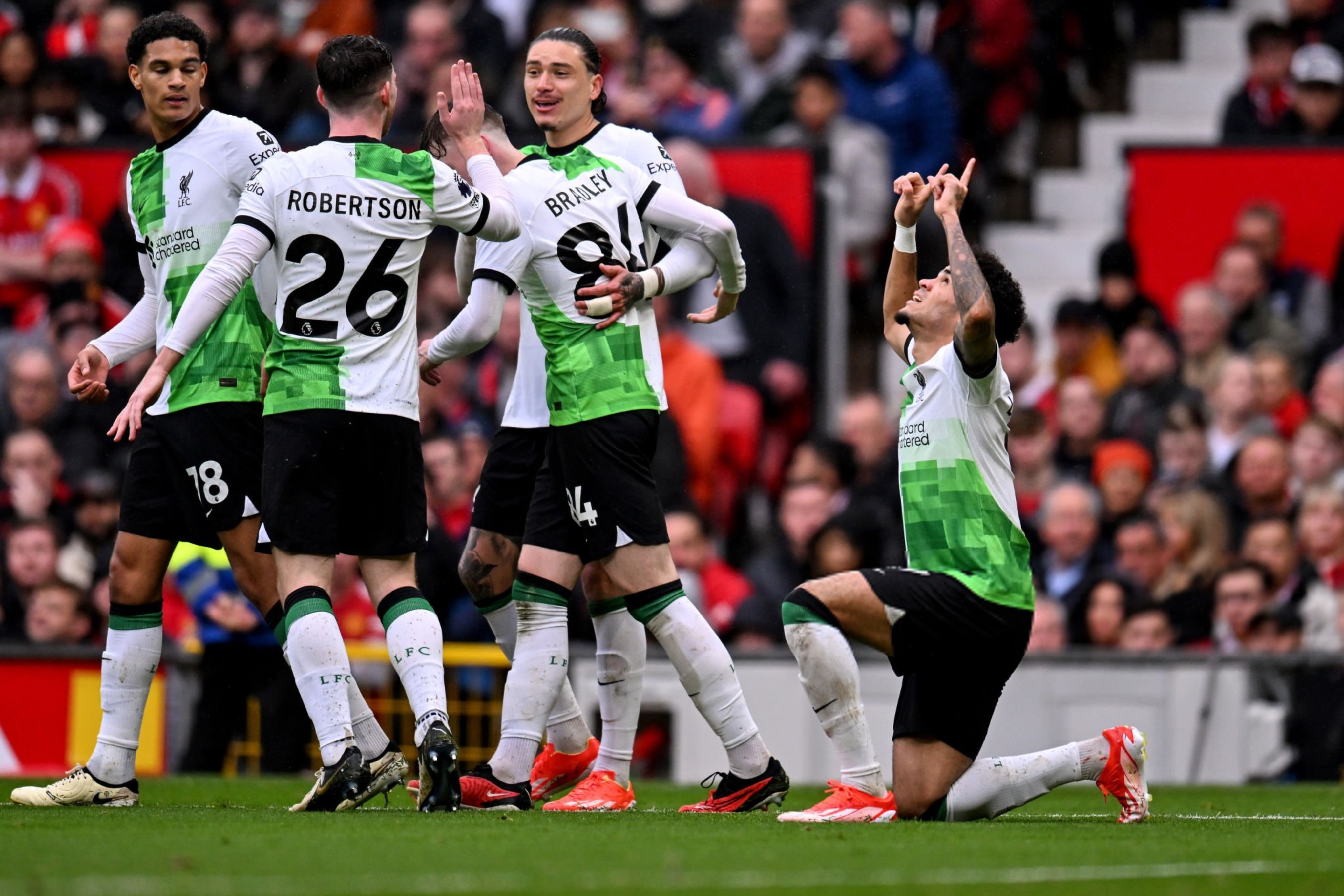 阿森纳主场大胜，轻松晋级到淘汰赛