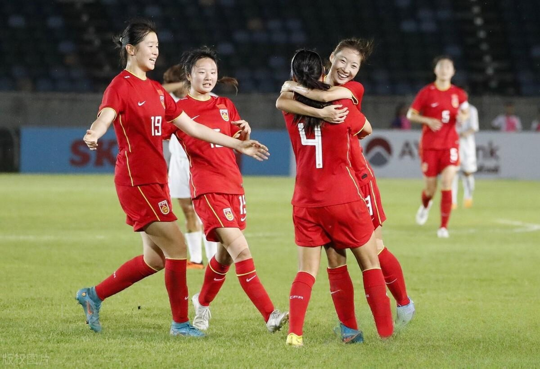 九游娱乐-女足比赛中球队配合默契，强强联手的简单介绍
