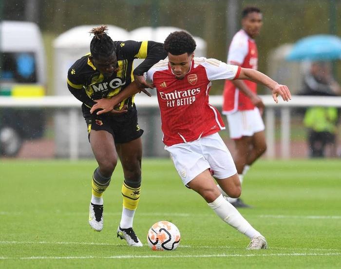 关于沃特福德中场策划多粒进球，助球队逆袭的信息