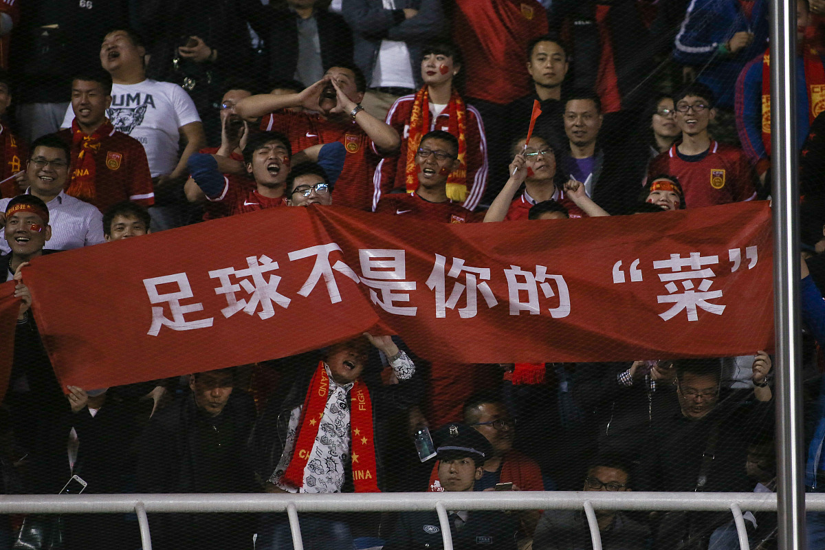 九游娱乐网页-球员突破防线，抢得制胜球，带领球队获胜