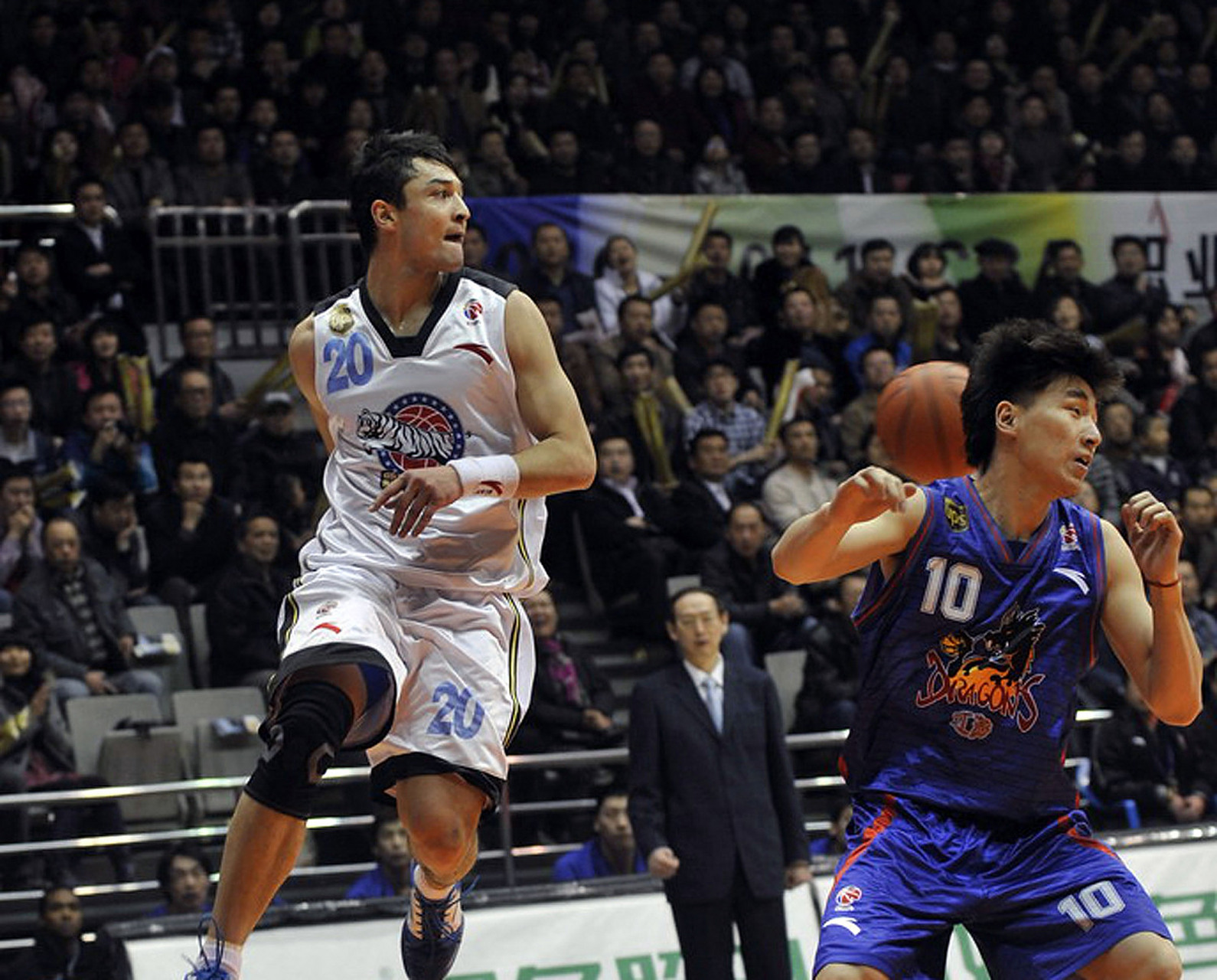 九游app下载-包含欢呼雀跃！职业篮球赛场上球员的精湛传球技术的词条