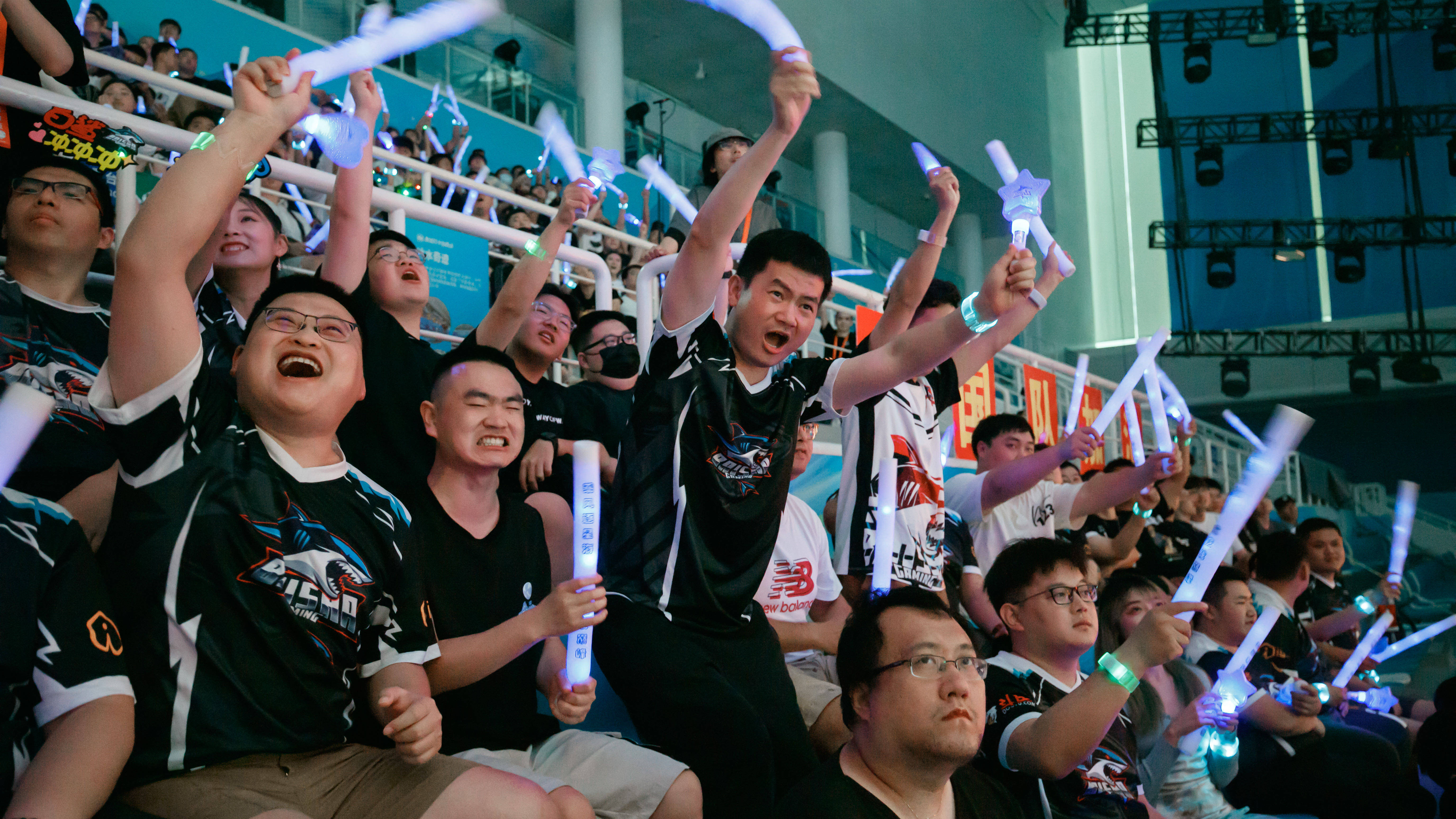 比赛现场的观众热情高涨，气氛紧张刺激的简单介绍