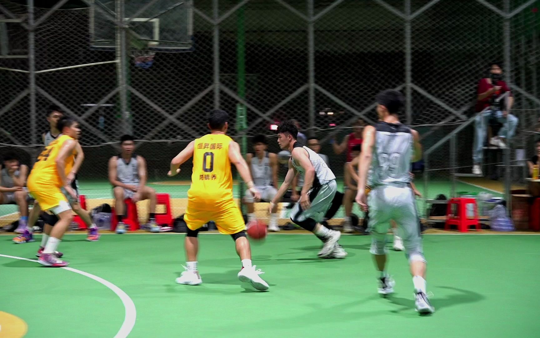 人队进攻火力全开，轻松战胜对手