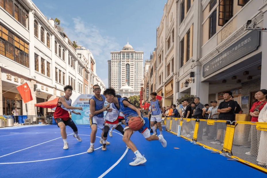 精彩非凡的全球篮球赛事引爆人们热情的简单介绍