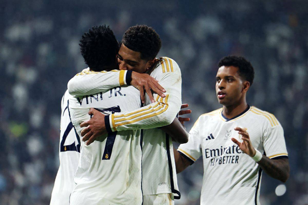 包含皇家马德里连续赢球，保持领先优势的词条