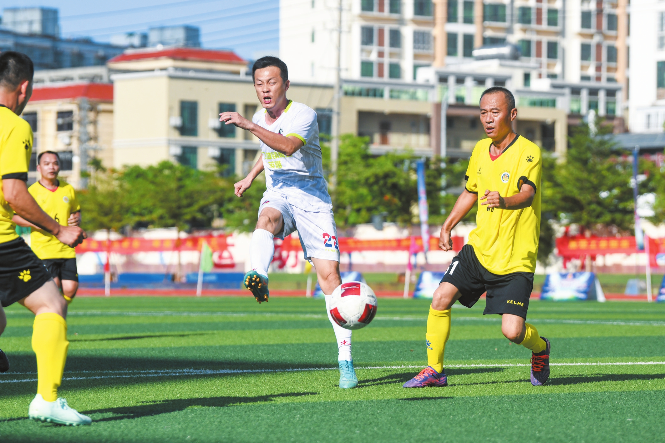 精彩刺激的足球赛事将人们沉醉其中