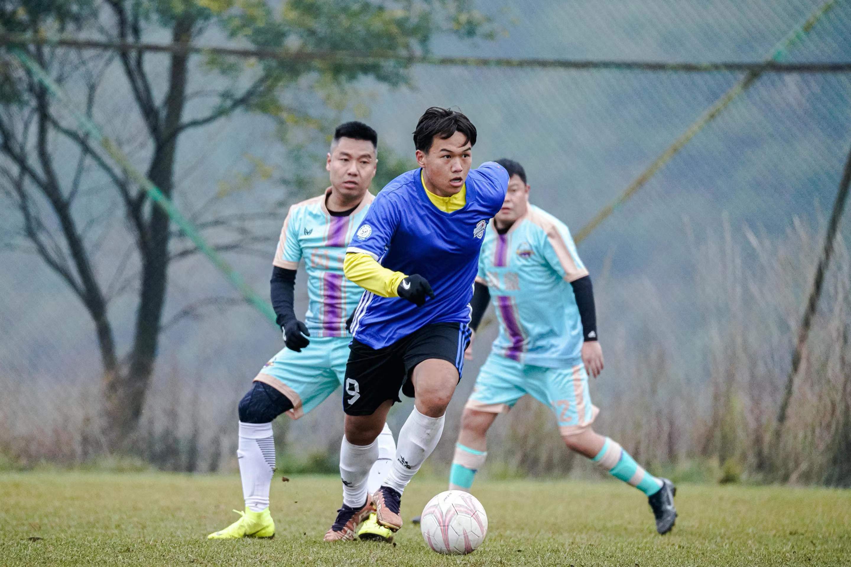 精彩刺激的足球赛事将人们沉醉其中