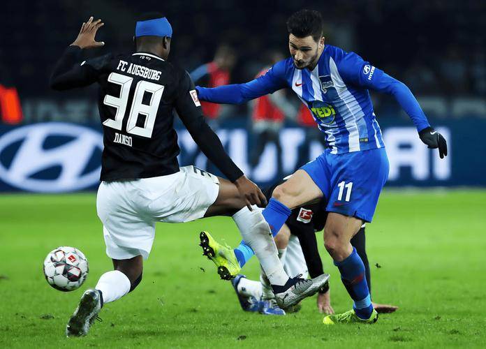 九游官网-柏林赫塔比赛中脱颖而出，抢走三分