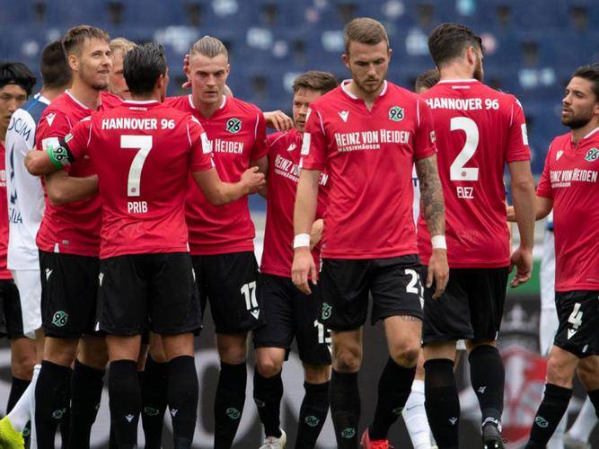 柏林赫塔比赛中脱颖而出,抢走三分 柏林赫塔比赛中脱颖而出,抢走三分