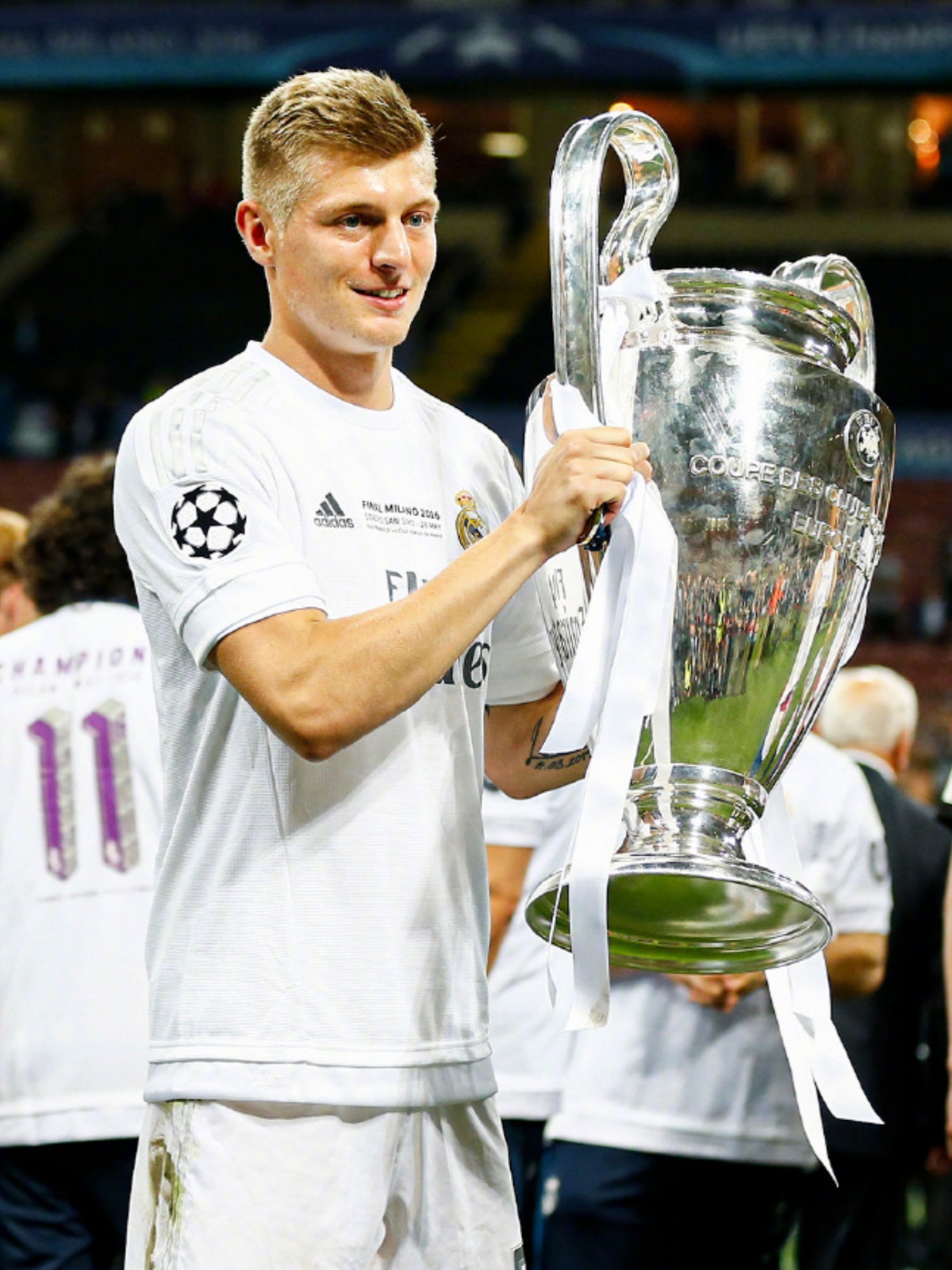 传奇球员宣布退役，球迷纷纷送上祝福和感谢