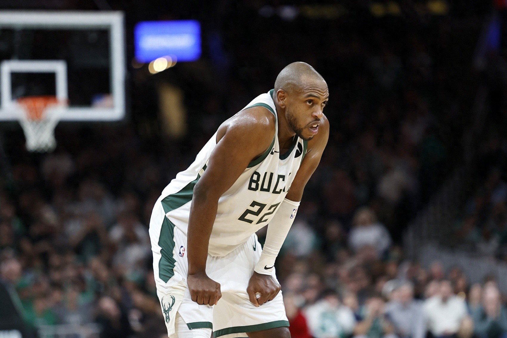 雄鹿客场大胜森林狼，米德尔顿命中制胜三分