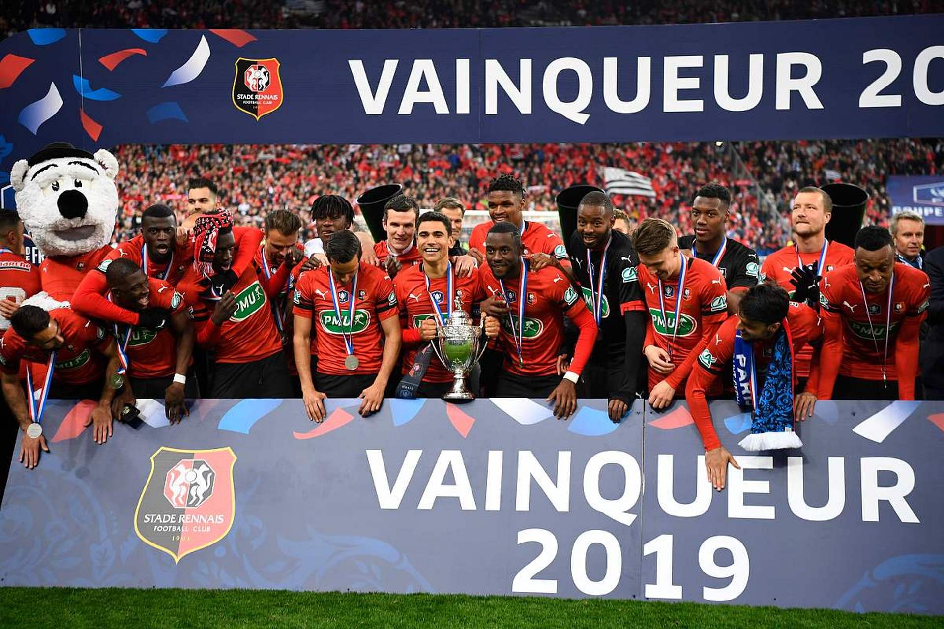 富勒姆主场逼平诺维奇，暂时拉开降级区距离的简单介绍