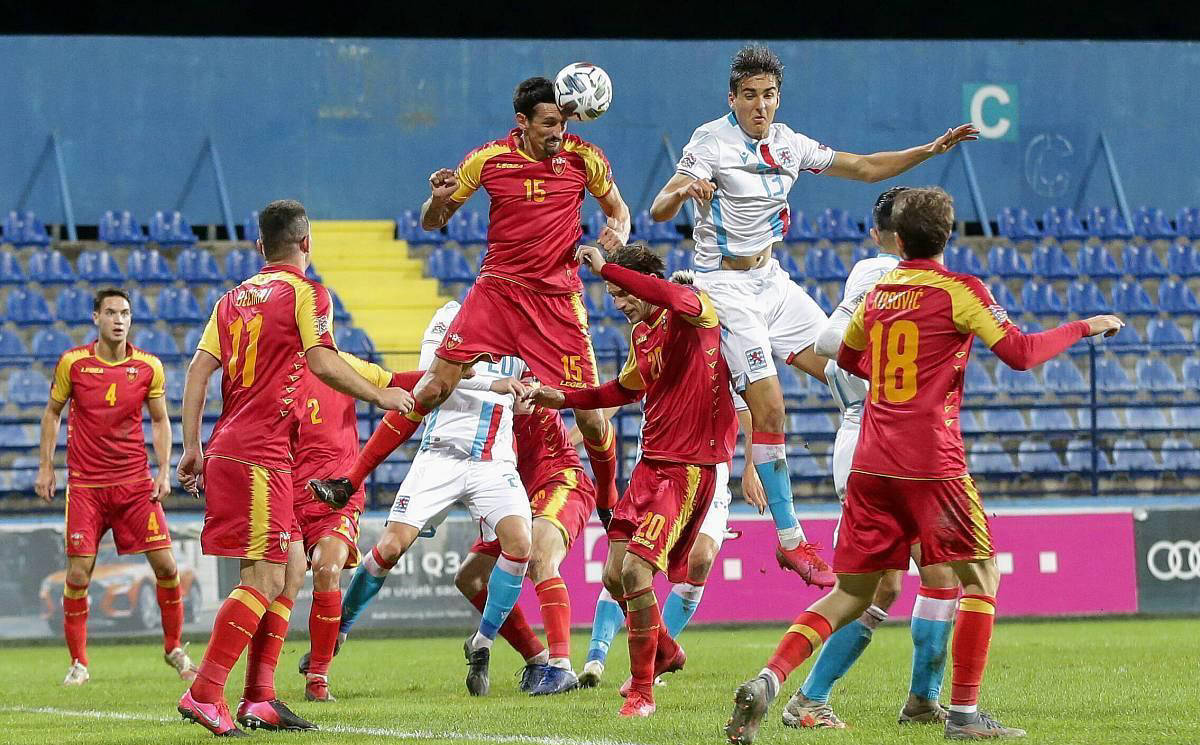 乌拉圭队在欧预赛比赛中不敌波兰