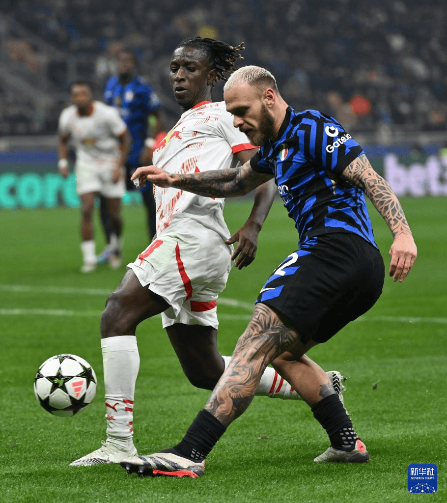 欧冠比赛中，球星们尽显高超技术