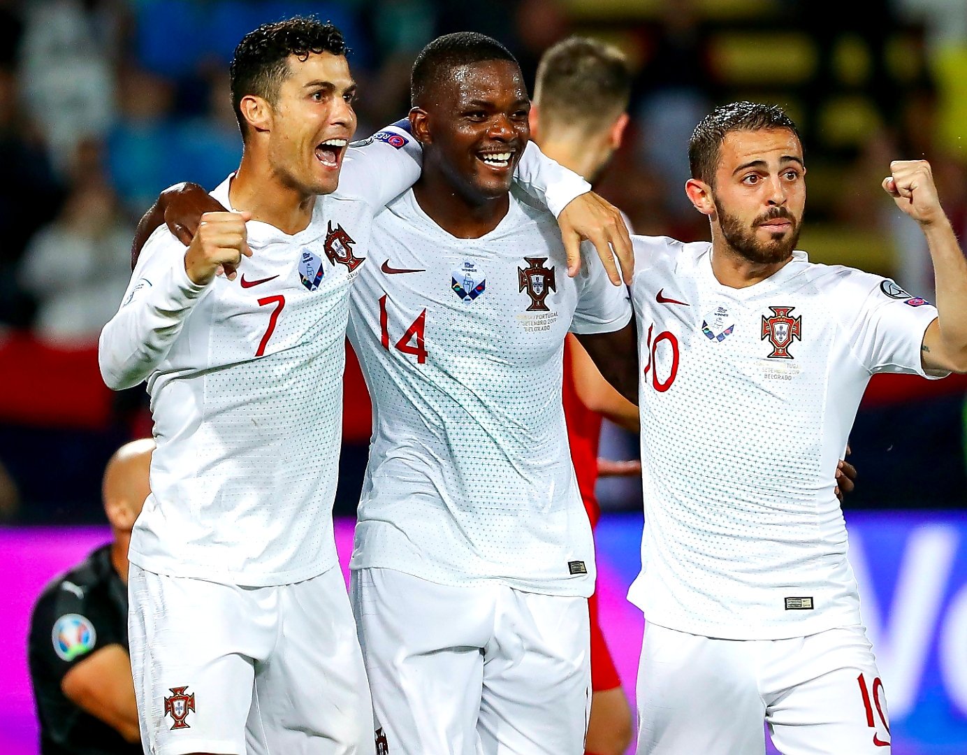 关注焦点大战欧预赛两队争分夺秒斗志昂扬