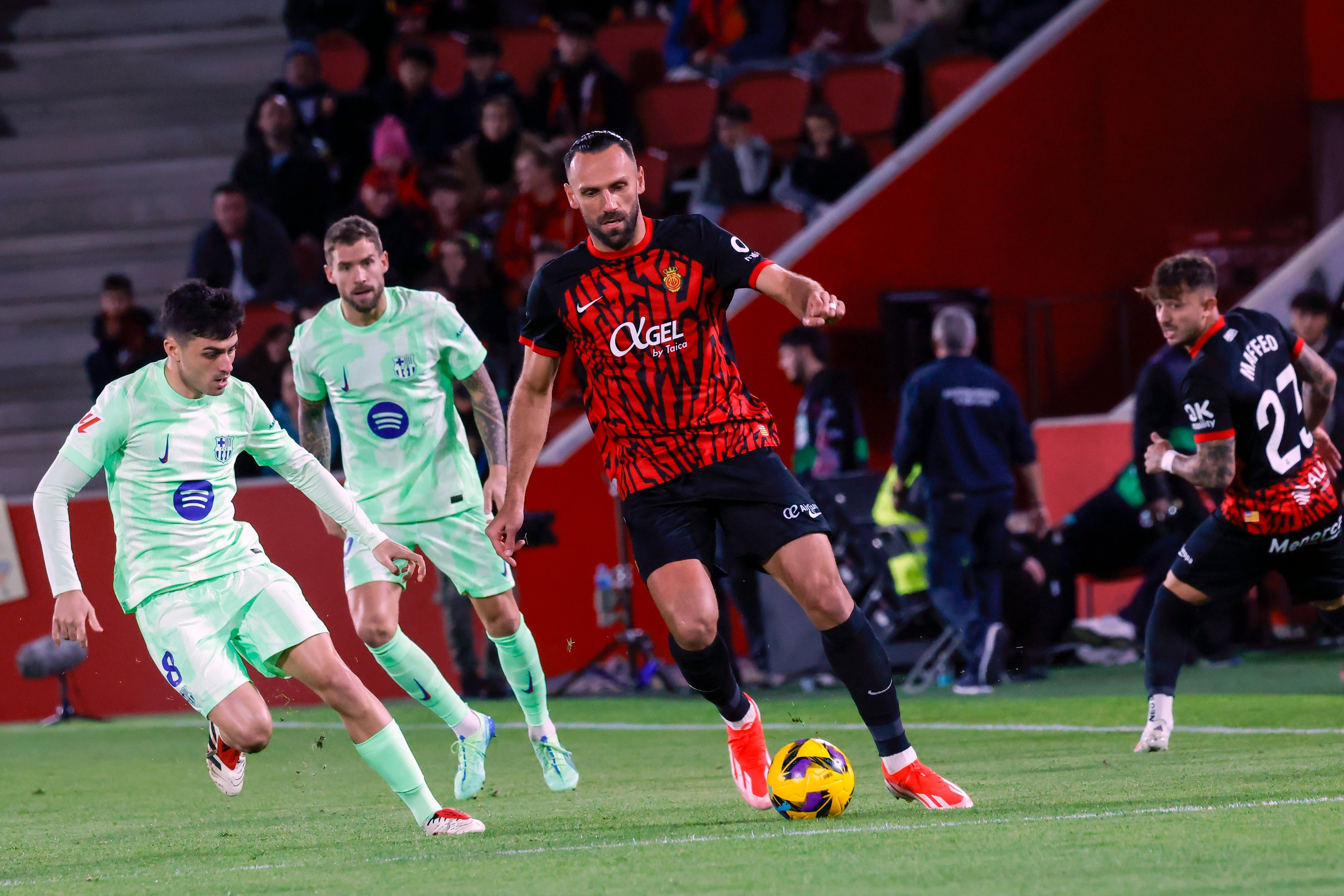 巴萨后防连续失误，近期状态堪忧