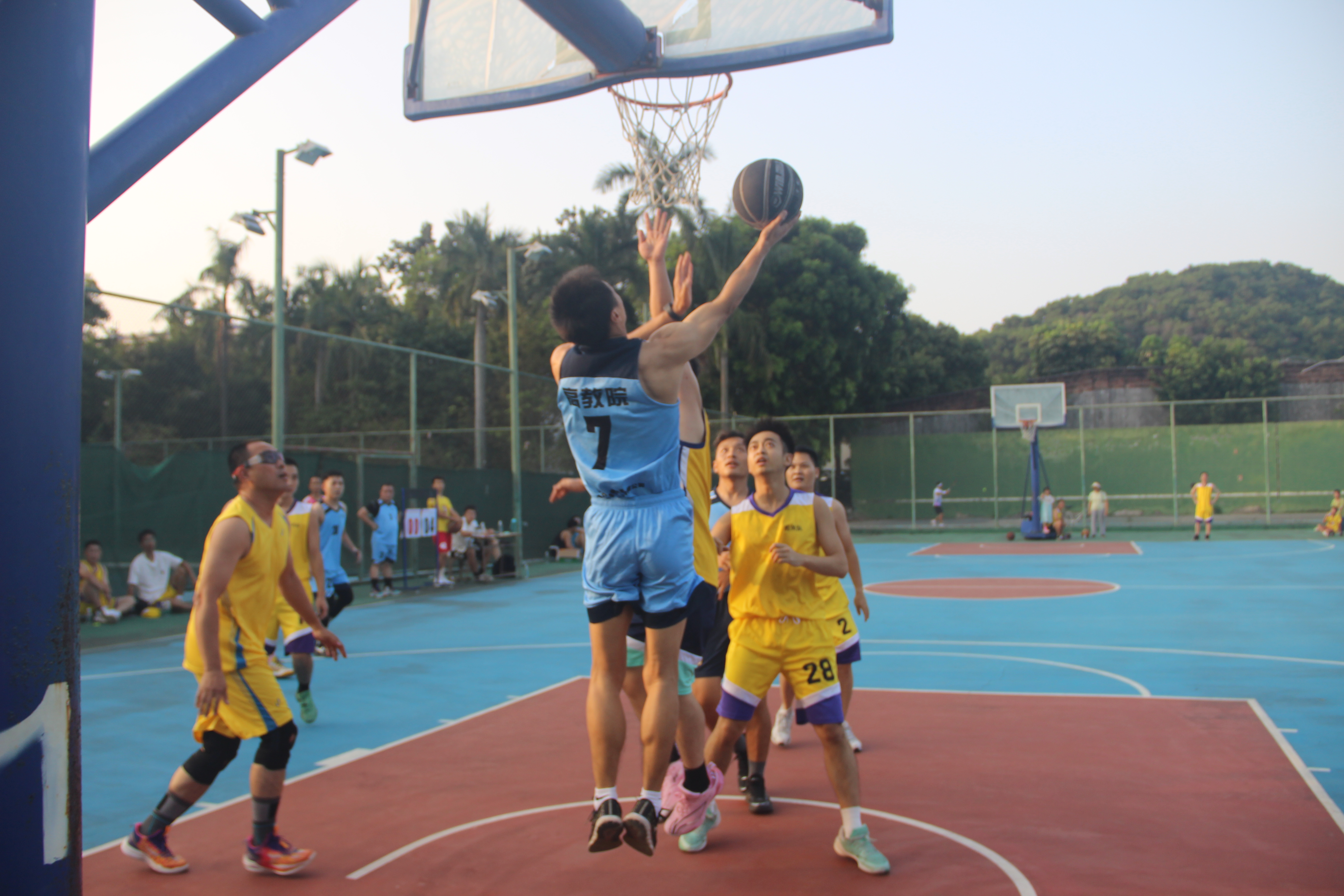 篮球比赛现场出现突发状况，瞬间紧张