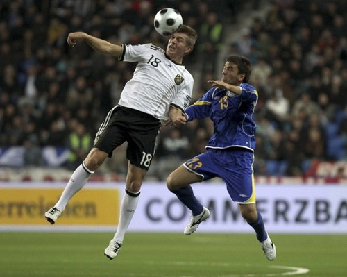 欧洲杯预选赛场上冲突不断，裁判员需保持冷静的简单介绍