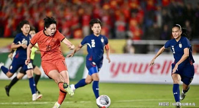 九游体育-我国女足球员团结协作，成功挑战对手