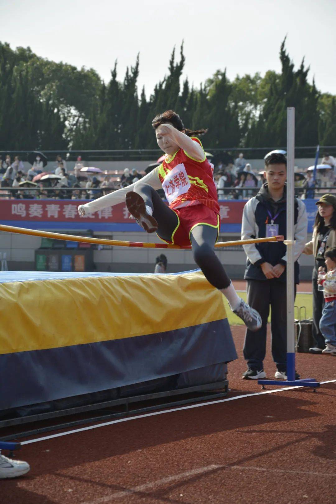 九游中国-运动员们在场上展现出色技艺，赢得观众赞叹