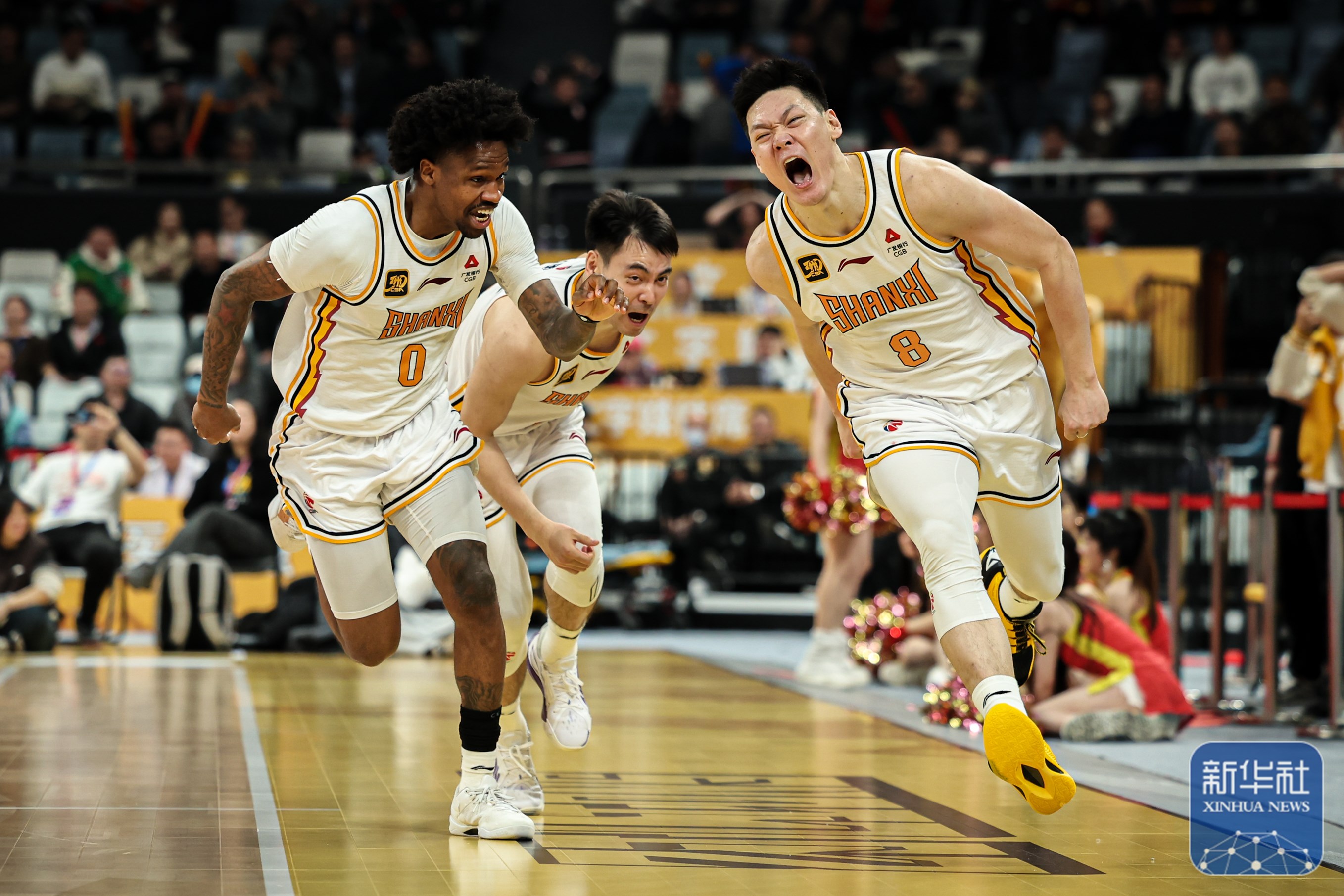 包含国际篮球赛场激战连连，各队争夺胜利的词条