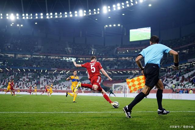 九游娱乐官方网站-一场深夜的足球比赛吸引大批球迷观看