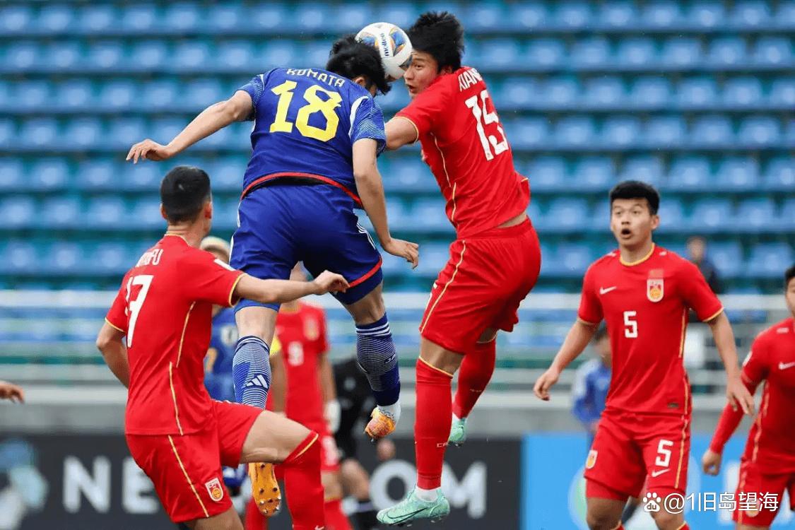 一场深夜的足球比赛吸引大批球迷观看 一场深夜的足球比赛吸引大批球迷观看