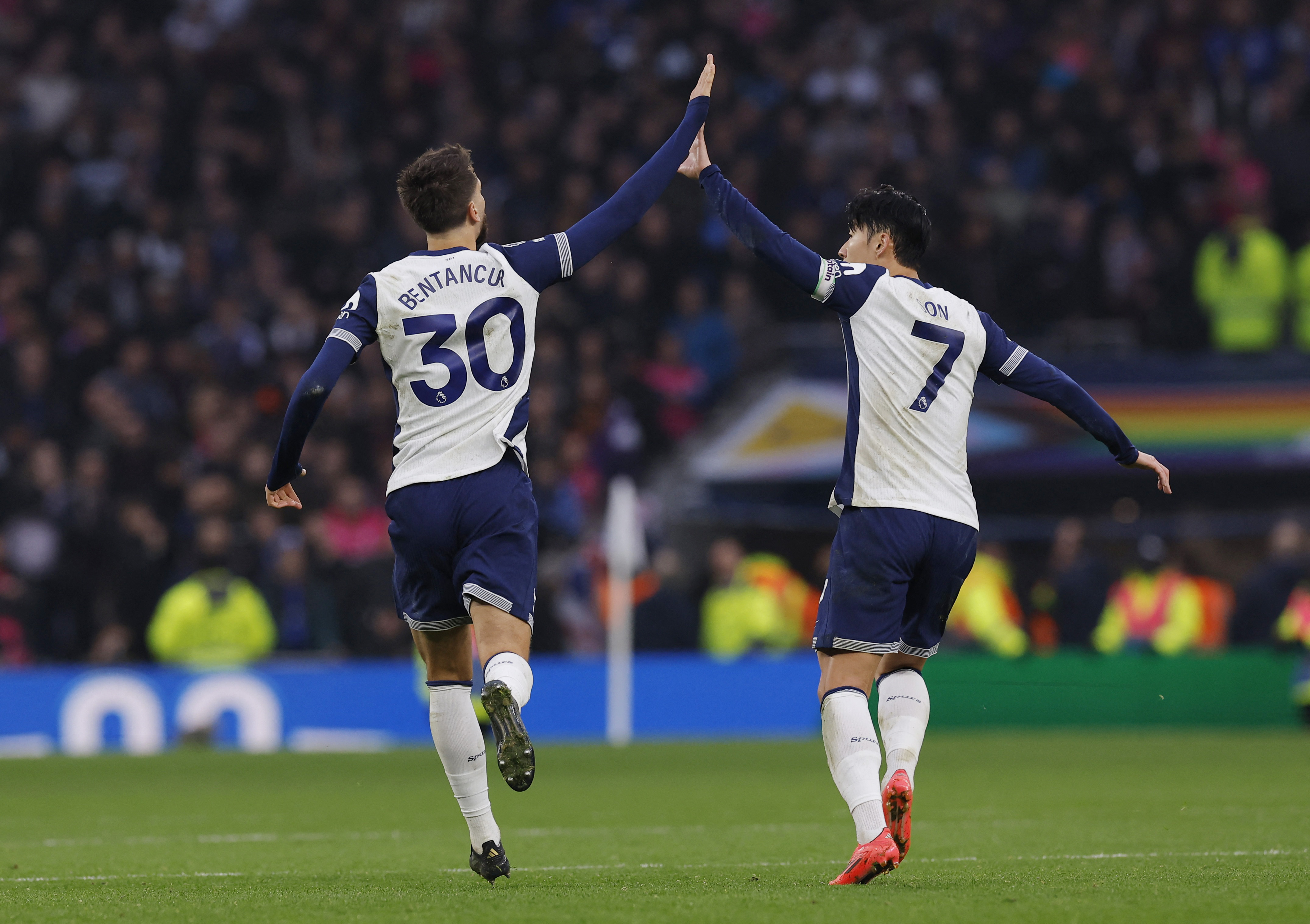 乌拉圭队客场险胜，士气大振的简单介绍