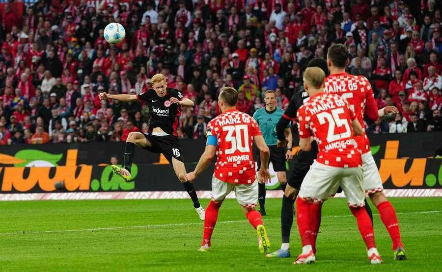 九游体育官方入口-包含弗赖堡主场惨败，陷入保级泥潭前景堪忧的词条