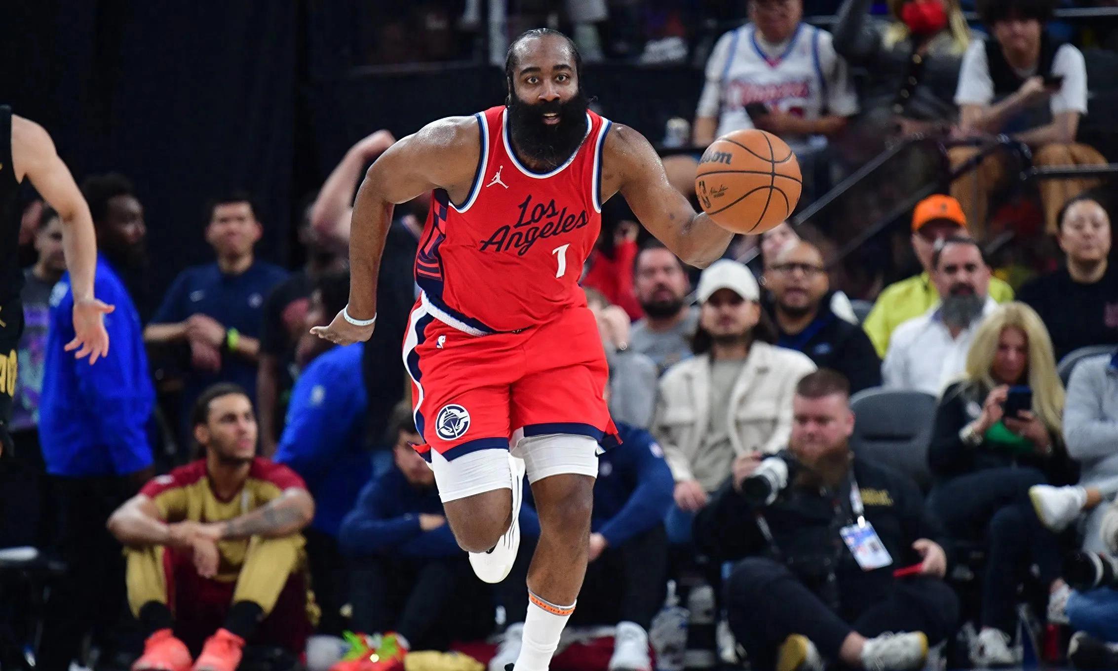 九游体育直播-快船队防守强悍，轻松战胜篮网队