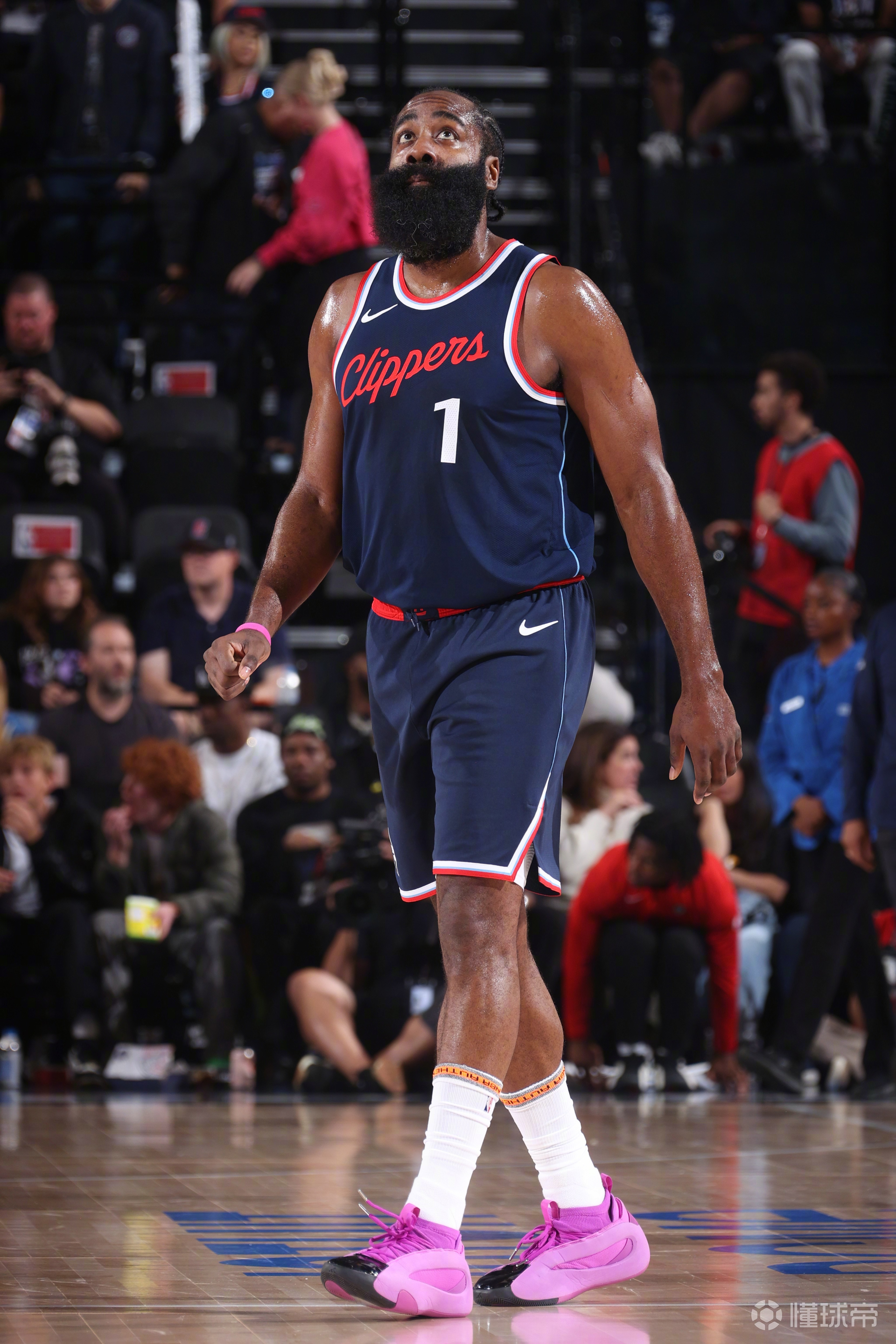 快船队防守强悍，轻松战胜篮网队