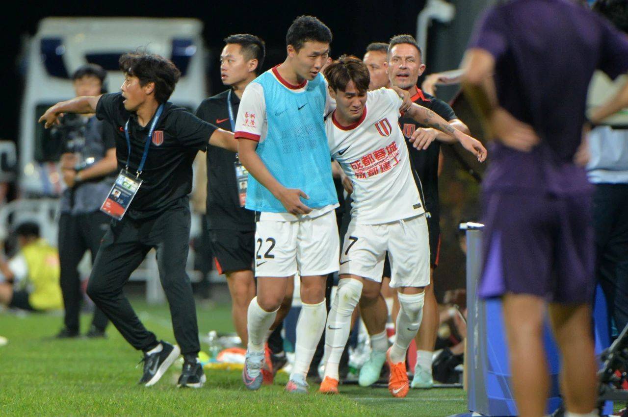 包含足球比赛独家花絮曝光，球迷关注的词条