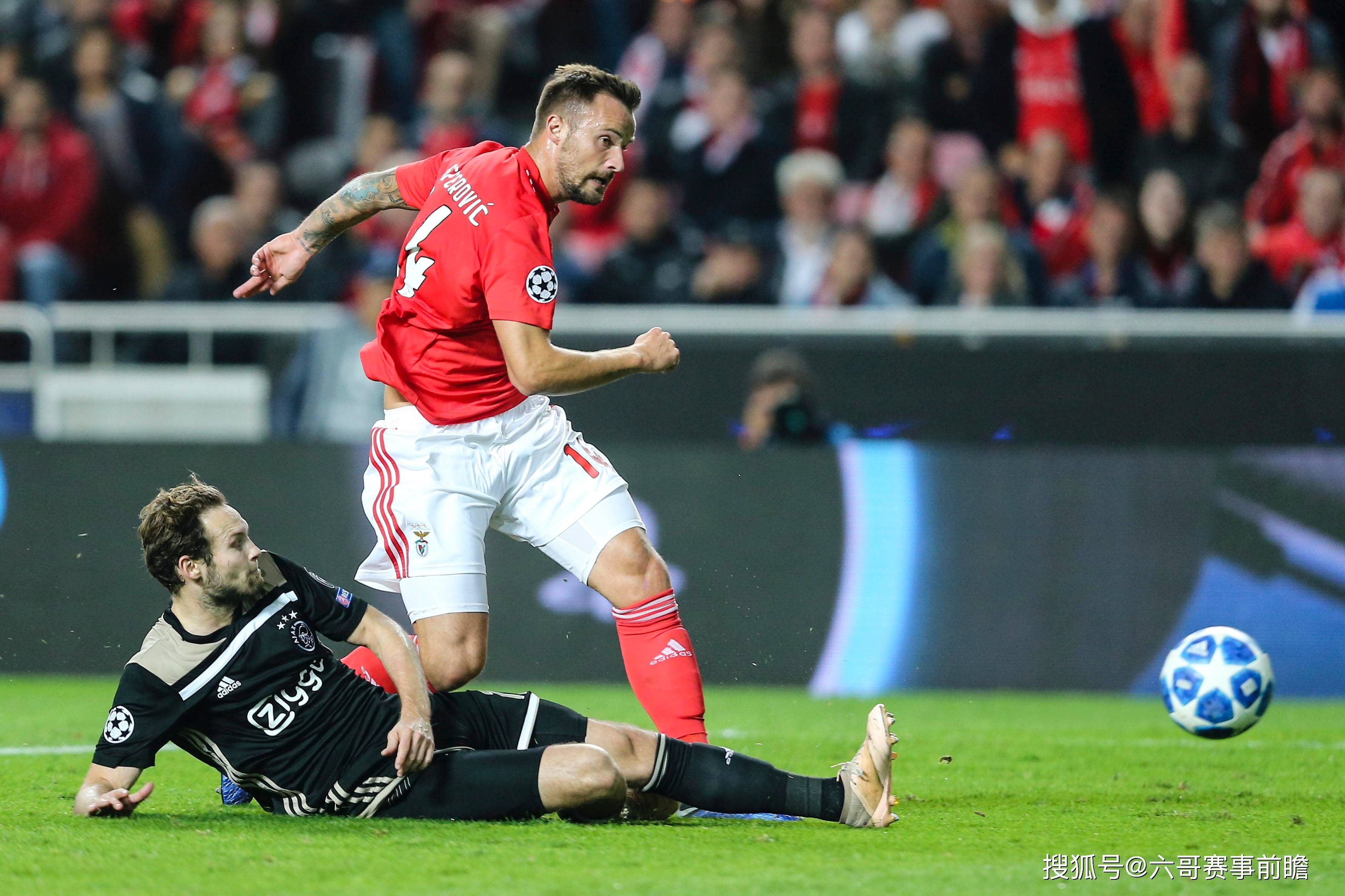 包含里斯本竞技凭借两连胜追赶积分的词条