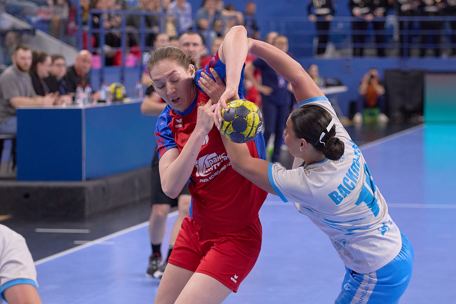 关于俄罗斯足球冠军杯开赛，各队展开激烈角逐的信息