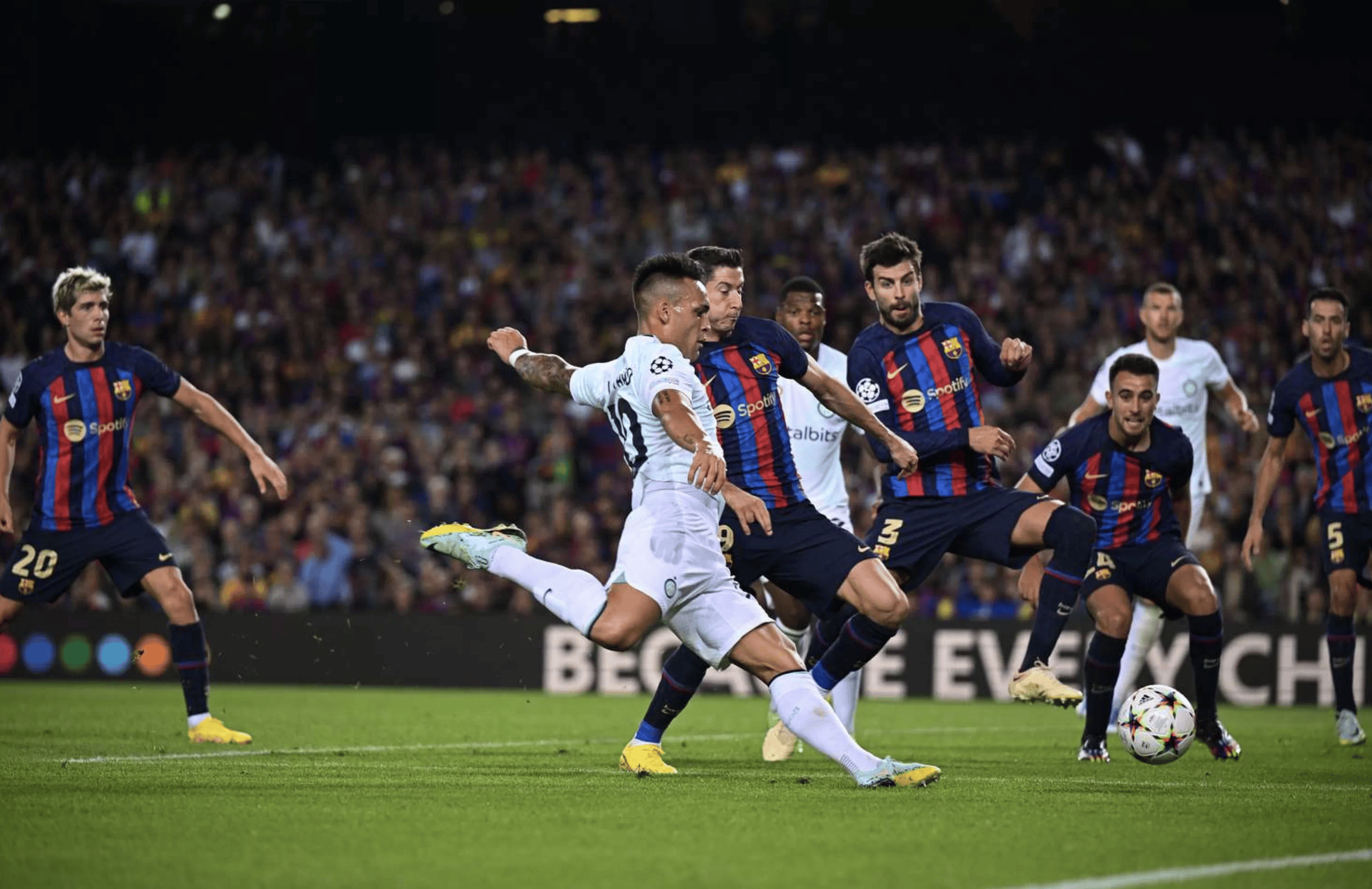 包含阿贾克斯反超，主场保持不败优势继续领跑的词条