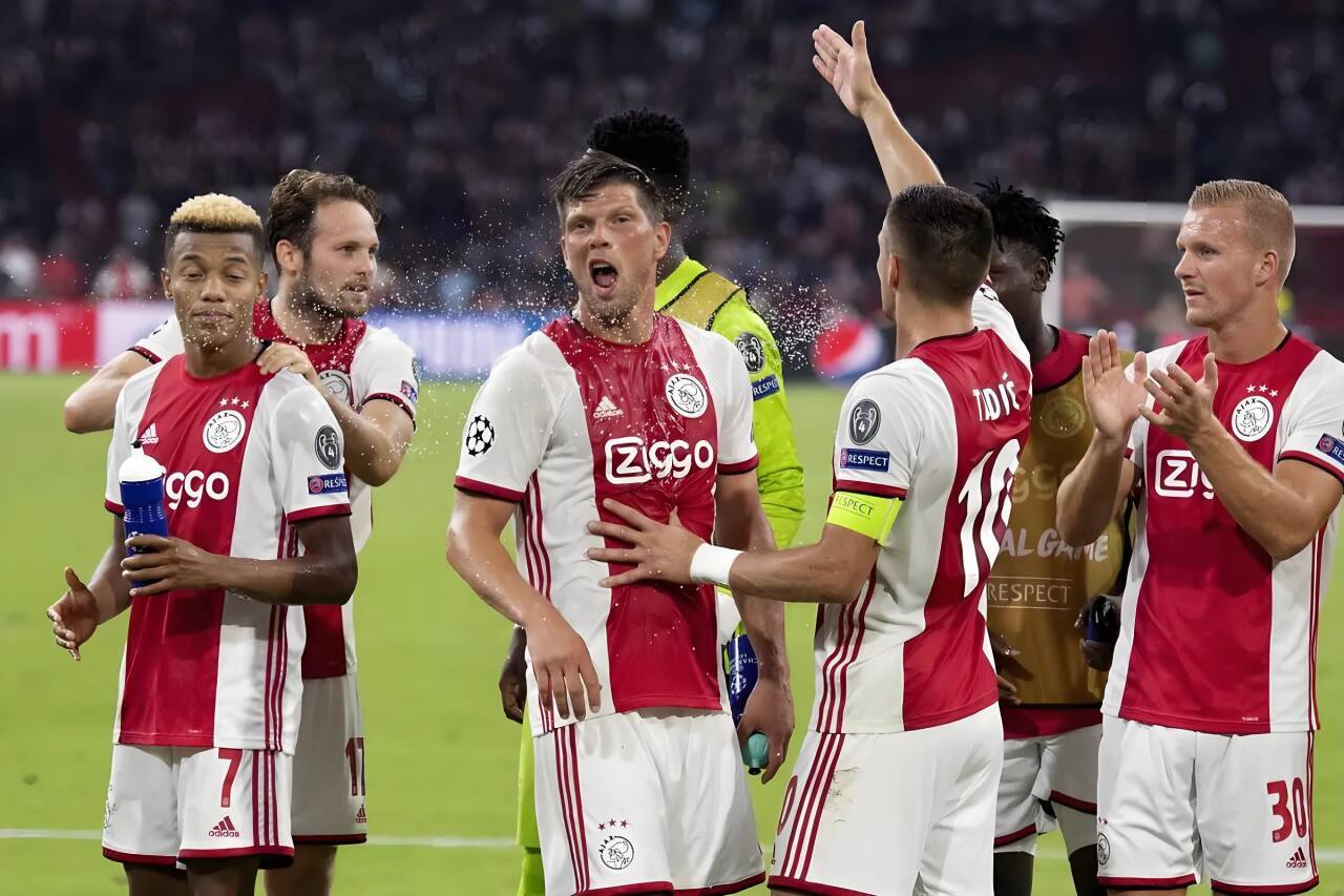 包含阿贾克斯反超，主场保持不败优势继续领跑的词条