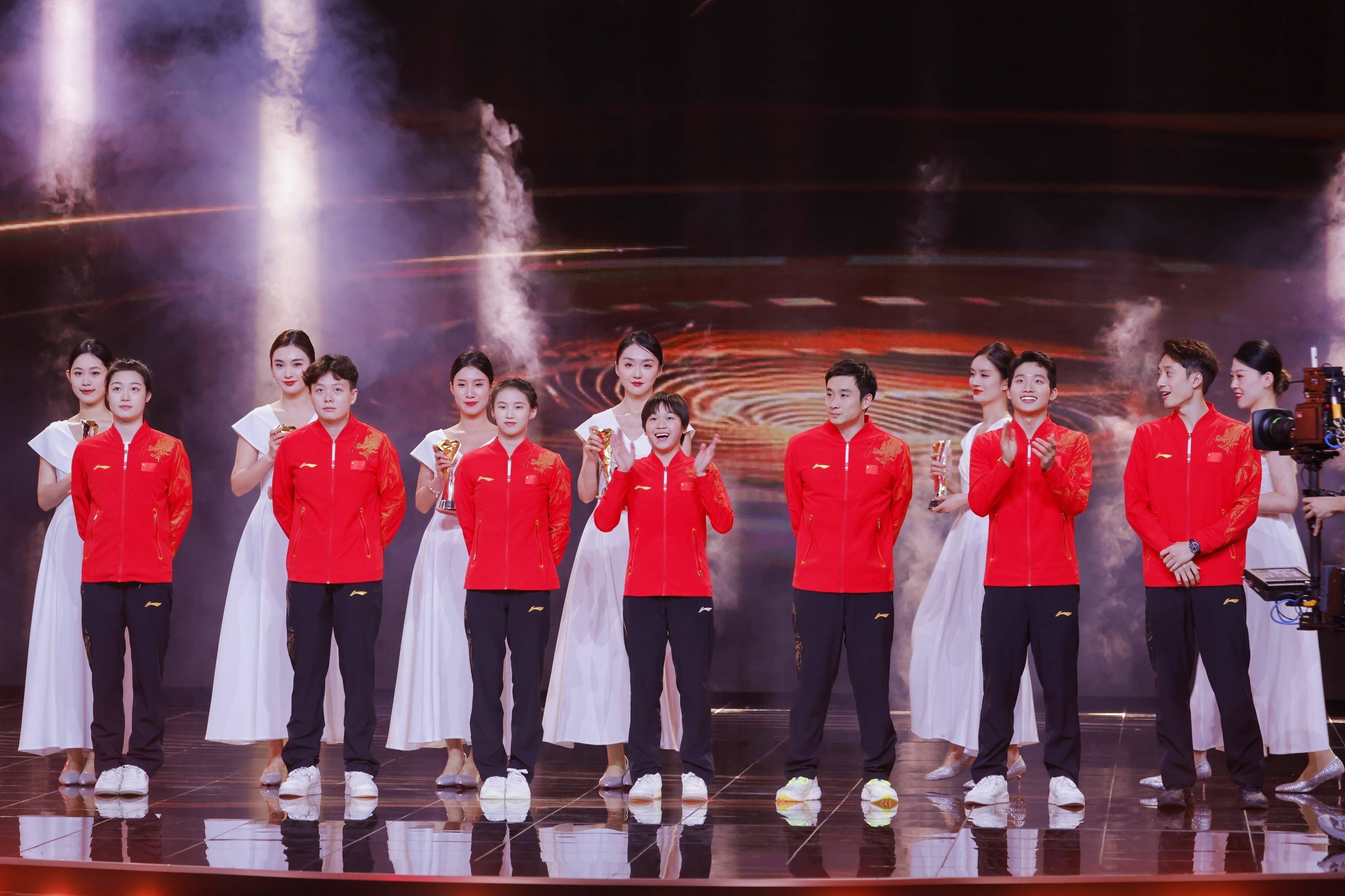 运动员表现超群，登上领奖台