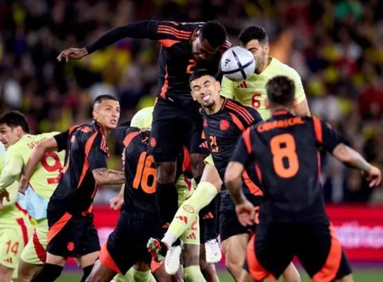 荷兰队惨遭捷克逆转，绝杀球引发球迷愤怒