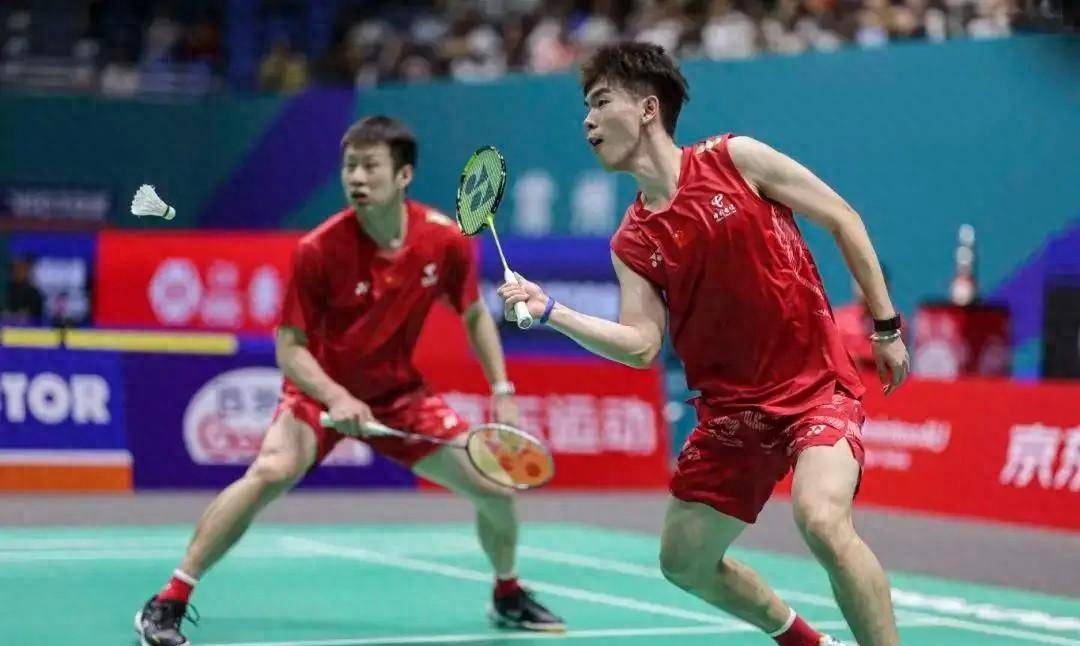 球类比赛中的激烈竞争引人关注