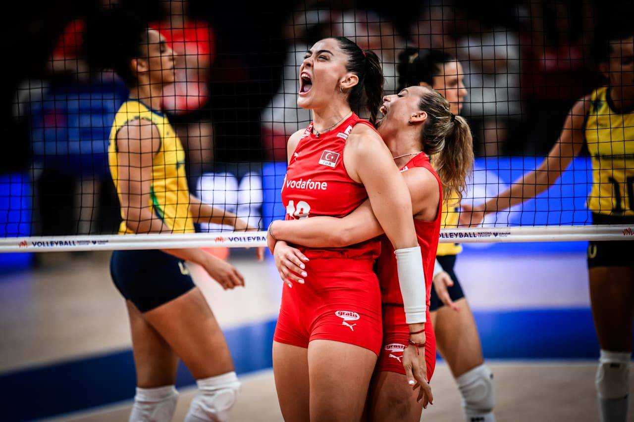 九游娱乐官方-巴西女排队员力挽狂澜获得胜利