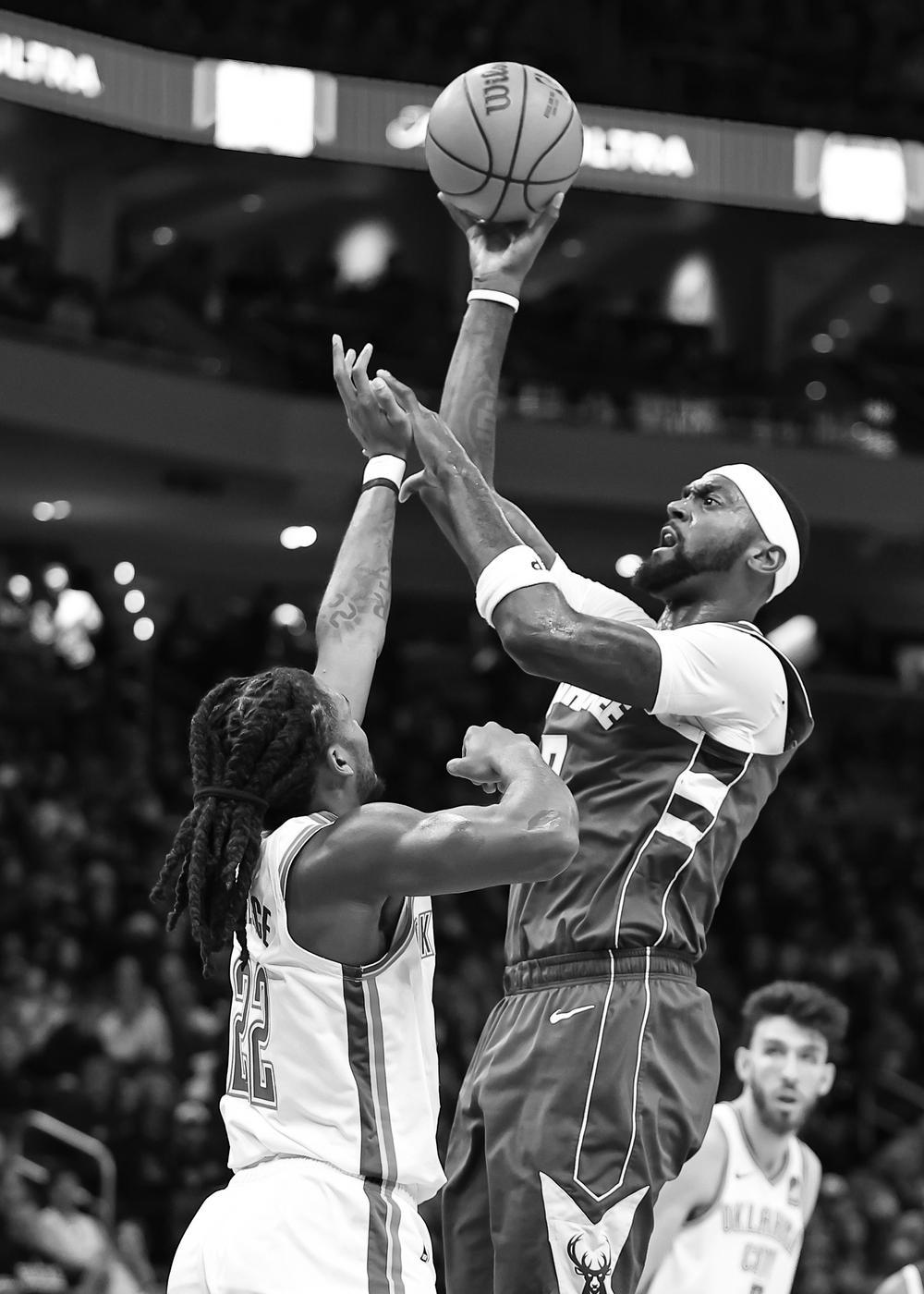 雄鹿队主场横扫雷霆队 雄鹿队主场横扫雷霆队