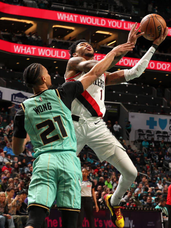 开拓者大胜黄蜂再次升至榜首