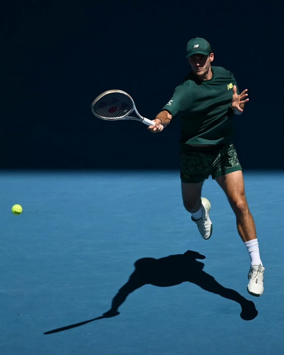 包含世界网球队完胜澳大利亚网球队，兹维列夫关键制胜的词条